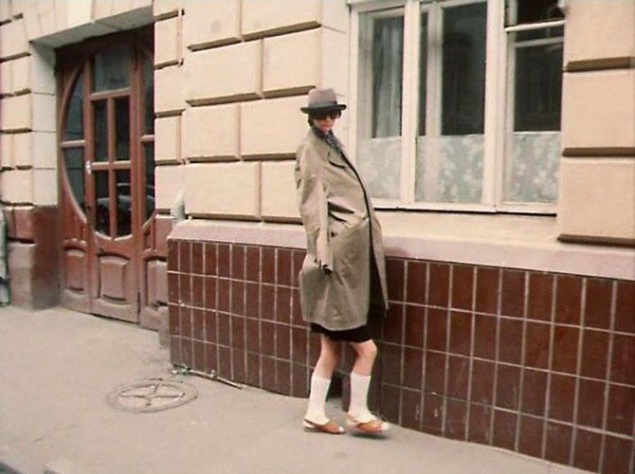 В буквальном смысле тяжелую ношу пришлось нести Алексею Фомкину, неподражаемому Коле Герасимову. Помните четвертую серию, в которой Алиса, взгромоздясь на плечи своей подруги Юли Грибковой и надев длинный плащ, изображает высоченную даму в огромных темных В буквальном смысле тяжелую ношу пришлось нести Алексею Фомкину, неподражаемому Коле Герасимову. Помните четвертую серию, в которой Алиса, взгромоздясь на плечи своей подруги Юли Грибковой и надев длинный плащ, изображает высоченную даму в огромных темных