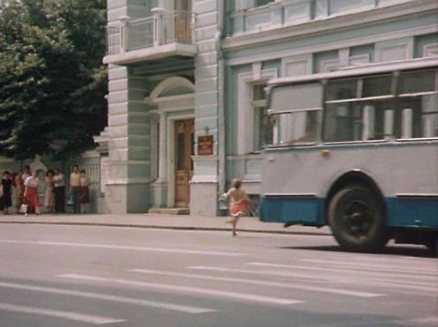 А вот в эпизоде, где Алису сбивает троллейбус, снималась девочка-каскадер. Она бежала с одной скоростью, а прямо перед "ударом" троллейбуса ускорялась, убегая дальше. При этом зритель не видит момент "столкновения", поскольку кадр перекрыт троллейбусом. В