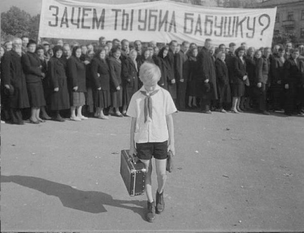 На дебютную картину сразу же навесили ярлыки: антисоветская и антихрущевская. "Тогда я впервые слово "антисоветская" и услышал, - рассказывал Элем Климов. - Что же касается Хрущева, сначала я думал, что нас обвиняют из-за темы кукурузы, проскальзывающей в На дебютную картину сразу же навесили ярлыки: антисоветская и антихрущевская. "Тогда я впервые слово "антисоветская" и услышал, - рассказывал Элем Климов. - Что же касается Хрущева, сначала я думал, что нас обвиняют из-за темы кукурузы, проскальзывающей в