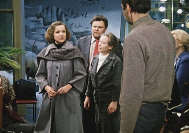 Несмотря на невероятную харизму и дар убеждения Рязанова, нашлись и актеры, наотрез отказавшиеся от ролей в "Гараже". Так, Алла Демидова не захотела играть хамоватую директрису рынка Кушакову (эта роль в итоге досталась жене Мягкова – Анастасии Вознесенск