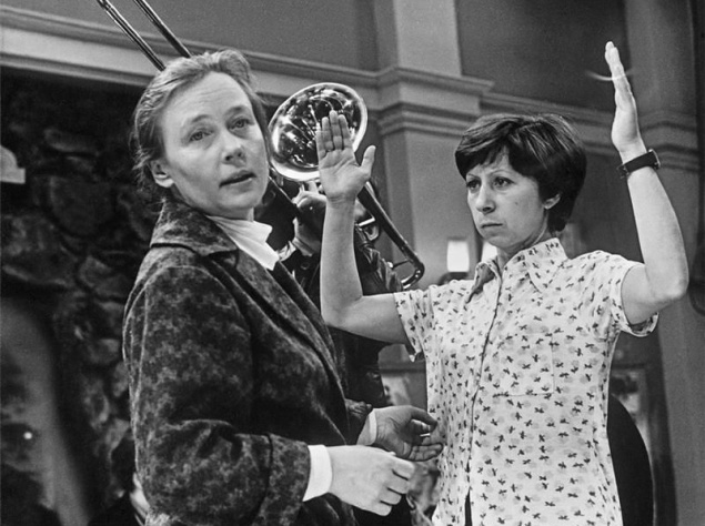 Впрочем, такие опасения возникли не только у Тихонова. Сам Рязанов понимал, что "Гараж" показывает советское общество далеко не в самом приглядном свете. И уверенности в том, что картина сможет пройти процедуру сдачи в Госкино, не было ни у кого. Но тут "