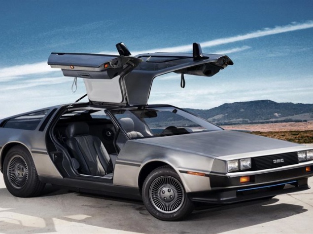 Автомобиль, выпущенный компанией DeLorean, стал всемирно известным благодаря участию в трилогии "Назад в будущее". К моменту съемок первой части фантастической эпопеи DMC-12 уже был снят с производства и, возможно, остался бы в забытьи, несмотря на всю ам Автомобиль, выпущенный компанией DeLorean, стал всемирно известным благодаря участию в трилогии "Назад в будущее". К моменту съемок первой части фантастической эпопеи DMC-12 уже был снят с производства и, возможно, остался бы в забытьи, несмотря на всю ам