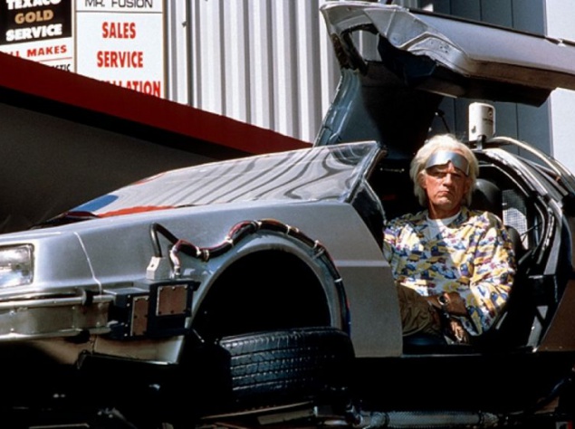 Сама история DeLorean DMC-12 достойна отдельной статьи, так как являет собой пример чрезвычайно интересного, но печального эксперимента. Автомобиль выпускался с 1981 по 1983 годы, его конструкция была донельзя оригинальной, внешний вид — отчаянно экстрава Сама история DeLorean DMC-12 достойна отдельной статьи, так как являет собой пример чрезвычайно интересного, но печального эксперимента. Автомобиль выпускался с 1981 по 1983 годы, его конструкция была донельзя оригинальной, внешний вид — отчаянно экстрава