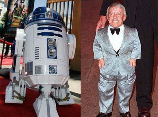 C-3PO и R2D2 - это единственные исполнители, которые снимались во всех эпизодах космической саги. Внутри крохотного робота время от времени находился актер-лилипут Кенни Бейкер (Kenny Baker), чей рост составляет 112 см. C-3PO и R2D2 - это единственные исполнители, которые снимались во всех эпизодах космической саги. Внутри крохотного робота время от времени находился актер-лилипут Кенни Бейкер (Kenny Baker), чей рост составляет 112 см.