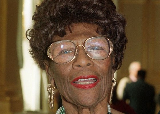 Элла Фицджеральд спала в коробке. Будучи подростком, Элла пережила трагедию. Она потеряла мать, а после ее смерти отчим долгое время насиловал девочку. Она сбежала к мафии и работала на нее в течение нескольких месяцев. Но была арестована полицией и помещ