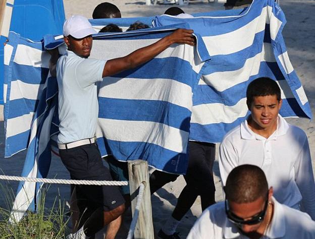 Энн Хэтэуэй с мужем Адамом Шульманом вообще решили не покидать американский материк. Пара прекрасно проводит время в Майами-Бич. При этом они воспользовались услугами сотрудников пляжа, чтобы прикрыться полотенцами от назойливых папарацци. Энн Хэтэуэй с мужем Адамом Шульманом вообще решили не покидать американский материк. Пара прекрасно проводит время в Майами-Бич. При этом они воспользовались услугами сотрудников пляжа, чтобы прикрыться полотенцами от назойливых папарацци.