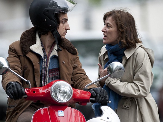 Французская комедия "Замок в Италии". Семья Луизы владеет замком в Италии. У них есть слуги и подлинник Брейгеля, но совершенно нет денег на содержание этого богатства, поэтому и с картиной, и с самим замком вскоре придется расстаться. Роман с юным актеро