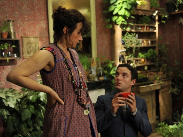 Комедия "Аттила Марсель". Полю 30 лет, он живет со своими тетями, двумя пожилыми аристократками с самого детства. Жизнь Поля — повседневная рутина, ограничивающаяся пианино в гостиной и школой танцев его тети, в которой он работает аккомпаниатором. Поль с