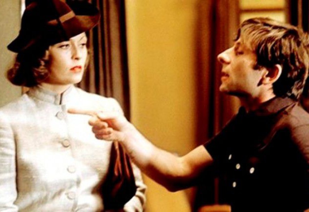 Фэй Данауэй и Роман Полански. В 1974 году Роман был продюссером Фэй. А кошмар начался, когда Полански начал выдергивать волосы из головы Данаэуй, которые, якобы, портят кадр. А потом, когда Данауэй пришла к режиссёру за советом, чтобы лучше понять характе