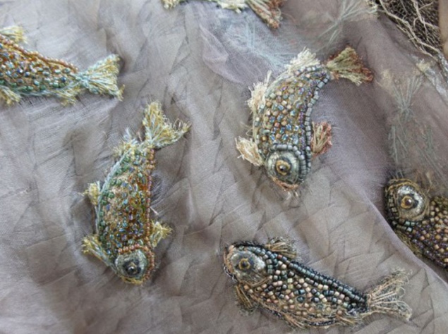 А вот уже символика дома Талли — серебряные форели.