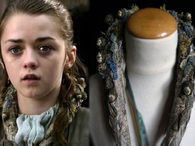 Свой воротник есть в начале сериала и у дочери Кейтилин — Арьи Старк.