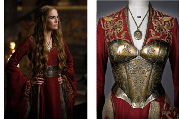 Но, вернемся к главным героям. Это еще одно из платьев Серсеи в традиционных цветах Ланнистеров. Во время эпизода битвы у Черноводной платье было дополнено металлическим корсетом, также с львиной символикой.