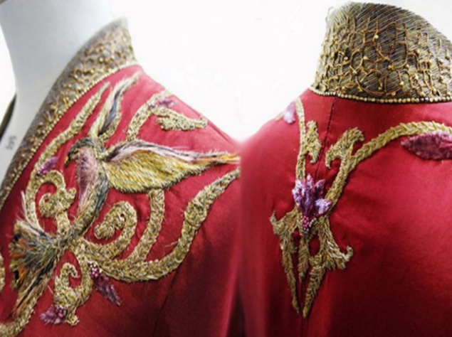 Детали платья. На экране их практически невозможно разглядеть под шикарными волосами Серсеи.