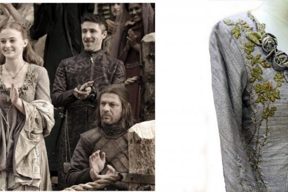 Санса Старк на турнире в честь десницы короля в платье с розами.