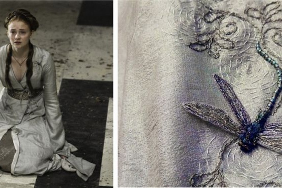 Санса в платье, которое через несколько мгновений будет сорвано с ее плеч по приказу Джоффри.