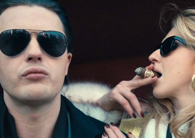 Драма "Гангста Love". Парочка влюбленных мечтает собрать деньги на свадьбу. Они решают ограбить несколько клубов, где собираются мафиози. Местные бандиты не могут поверить своим глазам, когда их обчищают до нитки какие-то "сопляки". Более того, у них похи