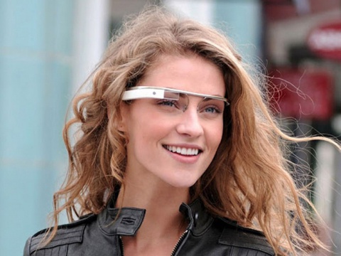 Google Glass не очень похожи на очки Эммета Брауна в фильме. У Дока Брауна, вероятно, смартфона в кармане не было, и его странные непрозрачные очки были, по всей видимости, и тем и другим, и еще чем-нибудь. Напомним, что окончательный вариант концепции Go Google Glass не очень похожи на очки Эммета Брауна в фильме. У Дока Брауна, вероятно, смартфона в кармане не было, и его странные непрозрачные очки были, по всей видимости, и тем и другим, и еще чем-нибудь. Напомним, что окончательный вариант концепции Go