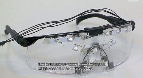 Не очень изящно, зато защищают от Google Glass. Впрочем, технологии сегодня пошли даже дальше, чем могли себе представить Земекис и его команда. Например, в Японии были разработаны очки, которые работают в качестве "защитного щита" от Google Glass и чего- Не очень изящно, зато защищают от Google Glass. Впрочем, технологии сегодня пошли даже дальше, чем могли себе представить Земекис и его команда. Например, в Японии были разработаны очки, которые работают в качестве "защитного щита" от Google Glass и чего-