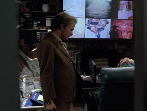 В Back to the Future 2 телевизор сделали классических форм, большим, с функцией "картинка в картинке" и возможностью просмотра множества каналов одновременно. И это тоже сбылось: современные телевизоры и ресиверы дают такую возможность. Правда, все-таки б В Back to the Future 2 телевизор сделали классических форм, большим, с функцией "картинка в картинке" и возможностью просмотра множества каналов одновременно. И это тоже сбылось: современные телевизоры и ресиверы дают такую возможность. Правда, все-таки б