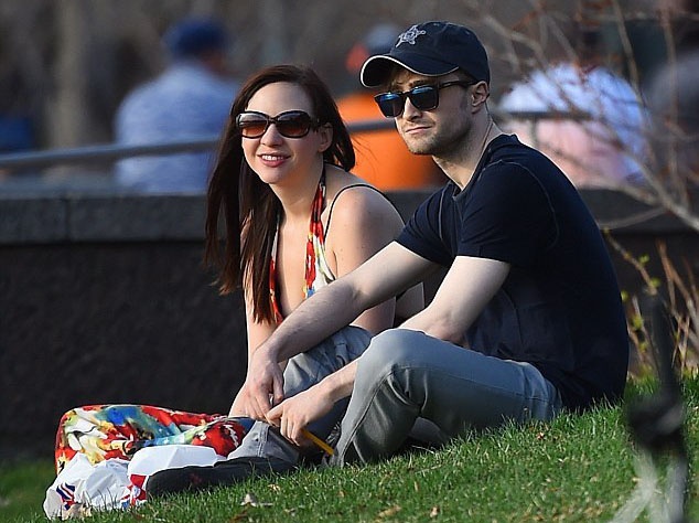 Позже Даниэль и Эрин попали в обьектив камеры, когда целовались на ужине Grey Goose Vodka Lounge в Синее в компании других актеров "Калека с острова Инишмаан". По словам очевидцев, Эрин поглаживала колено звезды "Гарри Поттера", прежде чем они разделили п