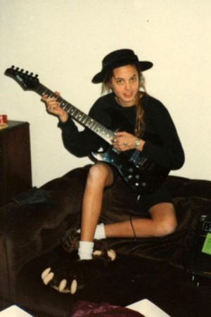 Молодая Анджелина Джоли с гитарой Молодая Анджелина Джоли с гитарой