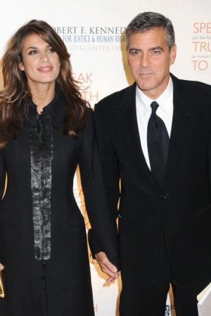 Элизабет Каналис. Клуни публично объявил о своих отношениях с итальянской моделью и актрисой после того, как папарацци сфотографировали их вместе на мотоцикле в 2009 году. Пара рассталась в 2011. Элизабет Каналис. Клуни публично объявил о своих отношениях с итальянской моделью и актрисой после того, как папарацци сфотографировали их вместе на мотоцикле в 2009 году. Пара рассталась в 2011.