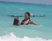 Кара Делевинь и Мишель Родригес на пляже в Мексике