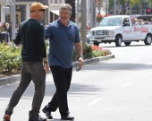 Алек Болдуин и Брюс Уиллис встретились на улицах Лос-Анджелеса