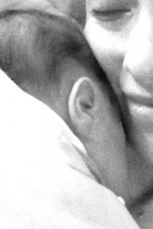 Оливия Уайлд выложила фотографию сына Отиса в первый день его жизни.