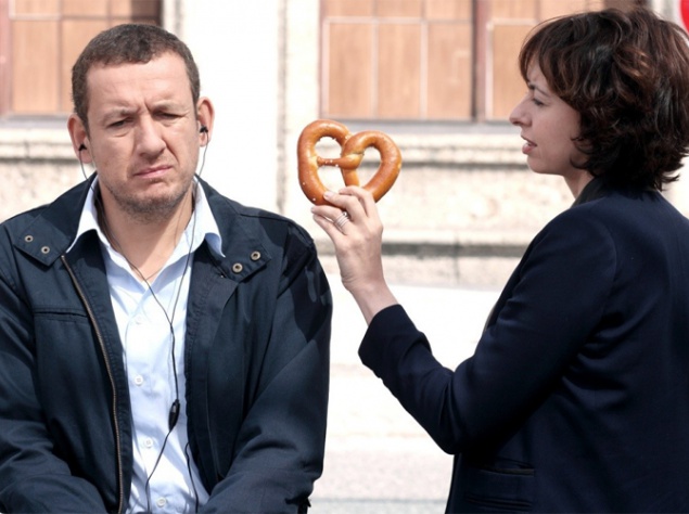 Французская комедия "Вулкан страстей". Алан и Валери давно уже в разводе и стараются не общаться. Но, вот дела, их дочь выходит замуж в Греции. Бывшим супругам приходится терпеть друг друга в самолете, но, кто бы мог подумать, что в их планы вмешается изв Французская комедия "Вулкан страстей". Алан и Валери давно уже в разводе и стараются не общаться. Но, вот дела, их дочь выходит замуж в Греции. Бывшим супругам приходится терпеть друг друга в самолете, но, кто бы мог подумать, что в их планы вмешается изв