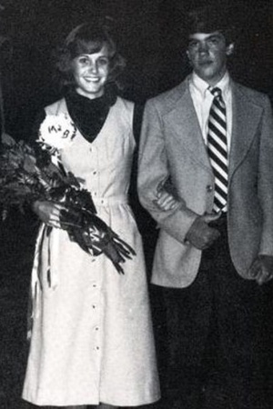 Кортни Кокс - "Моника" из сериала Друзья на выпускном