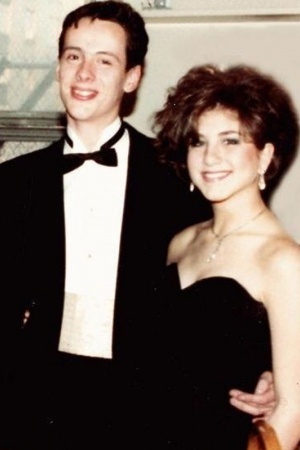 Дженнифер Энистон на выпускном