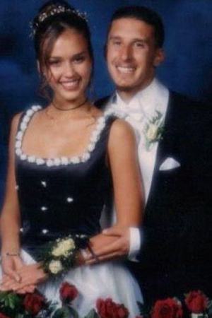 Джесика Альба на выпускном