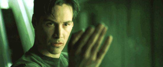 Из фильма намеренно убрали голубой цвет, чтобы показать насколько мрачным является мир Матрицы.