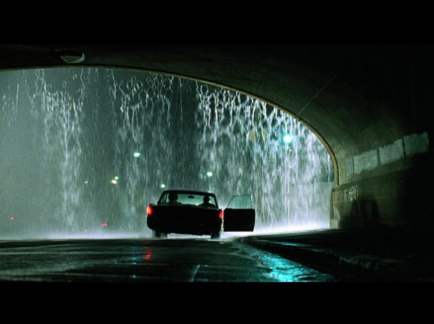 Автомобиль, на котором передвигаются главные герои внутри Матрицы, — 1965 Lincoln Continental.