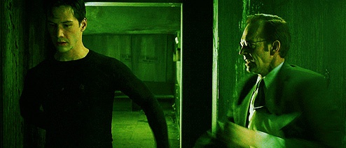 Все сцены, действие которых происходит внутри Матрицы, имеют зеленый оттенок, в то время как сцены в реальном мире выполнены в нормальных цветах.