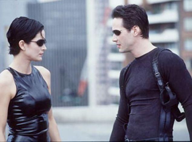 На съемках сцены "Полет пули" задействовали 120 специальных камер для того, чтобы создать панорамный показ полета пули, выпущенной агентом, и движения уклоняющегося от нее Нео.