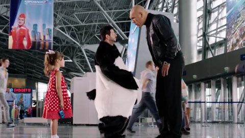 Комедия "Подарок с характером". Артему девять лет, и он знает больше, чем Википедия. Ни новейшие гаджеты, ни игрушки на заказ его не интересуют. Прагматичный Артем разрабатывает четкий и гениально рассчитанный план, покупает билет и собирает чемодан. Оста