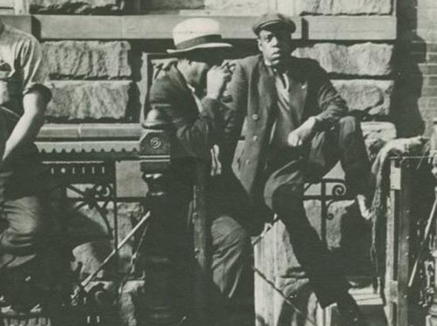 Следующий кадр сделан в Бруклине в 1939 году – на нем легко узнаваем еще один звездный "путешественник" рэпер Jay-Z. Следующий кадр сделан в Бруклине в 1939 году – на нем легко узнаваем еще один звездный "путешественник" рэпер Jay-Z.