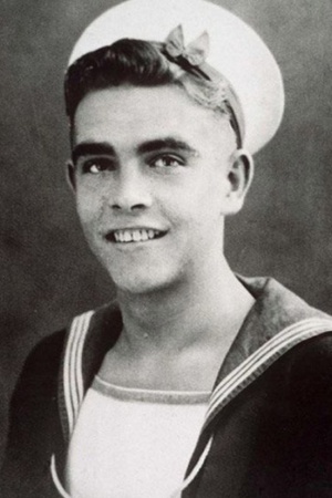 После того как в 13 лет ушёл из школы, в 16 поступил в военно-морской флот. После того как в 13 лет ушёл из школы, в 16 поступил в военно-морской флот.