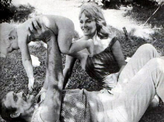 С сыном же они сыграли роль Робин Гуда, только в разное время. С сыном же они сыграли роль Робин Гуда, только в разное время.