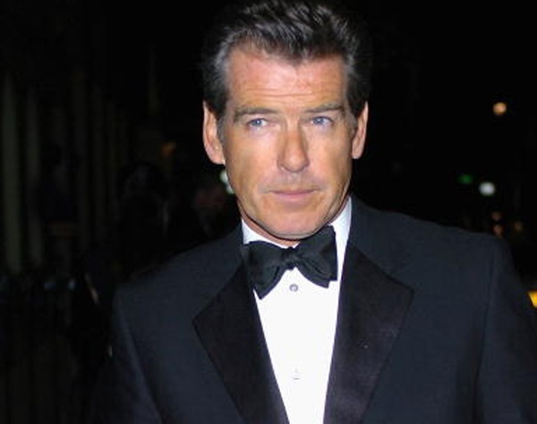 11. По контракту, когда Пирс Броснан играл роль Джеймса Бонда, ему было запрещено носить смокинг в каком-либо другом фильме. 11. По контракту, когда Пирс Броснан играл роль Джеймса Бонда, ему было запрещено носить смокинг в каком-либо другом фильме.