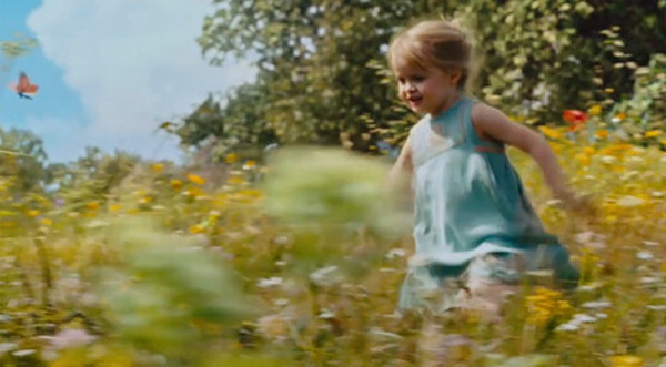 Вивьен чувствовала себя на площадке уверенно — не без помощи обоих родителей. К примеру, сцену, где Аврора ловит бабочку у края скалы, снимали всей семьей. Это был самый первый рабочий день для Вивьен. Джоли манила дочку мячиком, Брэд стоял внизу бутафорс Вивьен чувствовала себя на площадке уверенно — не без помощи обоих родителей. К примеру, сцену, где Аврора ловит бабочку у края скалы, снимали всей семьей. Это был самый первый рабочий день для Вивьен. Джоли манила дочку мячиком, Брэд стоял внизу бутафорс