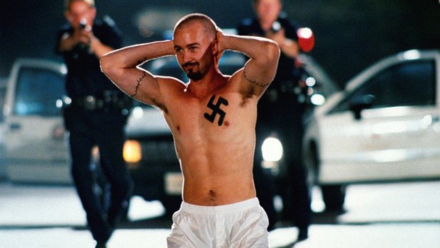 Американская история Х. Кто с кем: Тони Кэй против New Line Cinema. Кто победил: New Line Cinema. Это одна из самых интересных историй, потому как режиссера фильма "подсидел" его же актер. Тони Кэй, как говорили, работал до жути непоследовательно: наснима