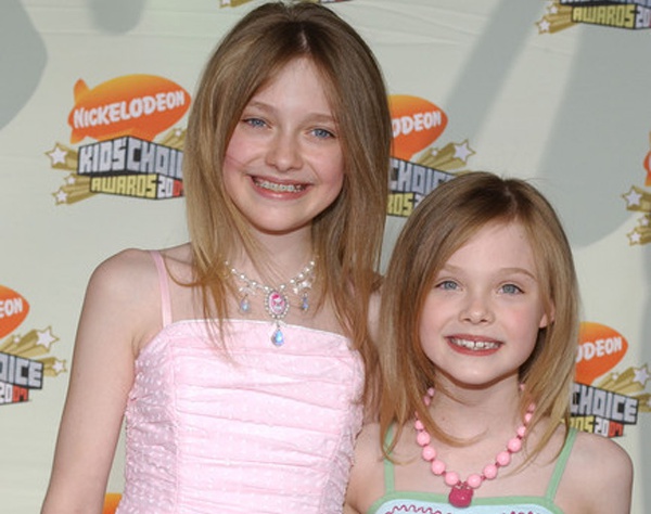 2007 году со своей сестрой Дакотой на ежегодной церемонии Nickelodeon's.