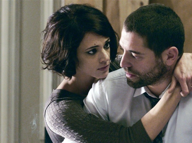 Французская мелодрама "Навязчивые ритмы". Марго отказалась от блестящей музыкальной карьеры ради отношений с Фурио. Ее возлюбленный пытается закончить реставрацию старинного дворца, но задача оказывается невыполнимой из-за бесконечных преград, возникающих