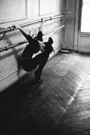 Одри Хепберн на репетиции в танцевальном классе