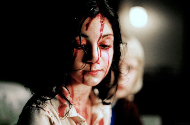 Эли, "Впусти меня", Томас Альфредсон, 2008. Трогательный, хоть и немного позерский фильм Томаса Альфредсона по скандинавскому бестселлеру — где вампиры служат метафорой подростков-аутсайдеров. Девочка Эли с нетипичной для скандинавов внешностью (в книге в Эли, "Впусти меня", Томас Альфредсон, 2008. Трогательный, хоть и немного позерский фильм Томаса Альфредсона по скандинавскому бестселлеру — где вампиры служат метафорой подростков-аутсайдеров. Девочка Эли с нетипичной для скандинавов внешностью (в книге в