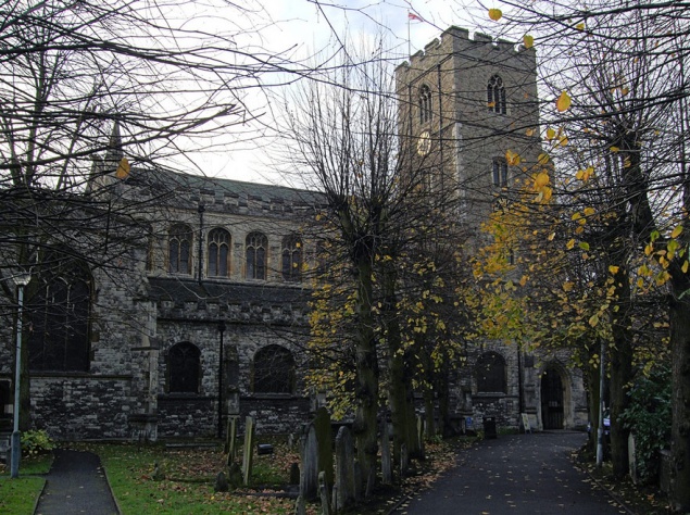 "Омен". Самый первый фильм о мальчугане Дэмиене (1976 год), который оказался Антихристом в человеческом обличье, снимался в Лондоне. Большую часть времени операторы провели в 900-летнем и довольно мрачноватом Храме Всех Святых, что находится в Фулхэме, на "Омен". Самый первый фильм о мальчугане Дэмиене (1976 год), который оказался Антихристом в человеческом обличье, снимался в Лондоне. Большую часть времени операторы провели в 900-летнем и довольно мрачноватом Храме Всех Святых, что находится в Фулхэме, на