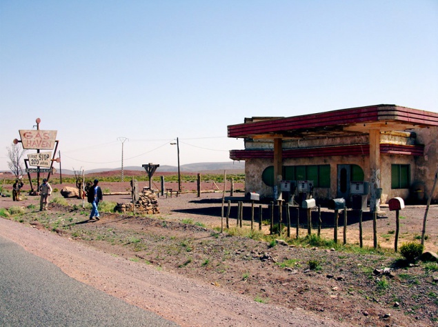 "И у холмов есть глаза". История про кровожадных каннибалов-мутантов происходит в американской пустыне, где когда-то проводились ядерные испытания. Семейство Картеров путешествует в трейлере и держит путь на Сан-Диего. Однако кажущийся безупречным отпуск  "И у холмов есть глаза". История про кровожадных каннибалов-мутантов происходит в американской пустыне, где когда-то проводились ядерные испытания. Семейство Картеров путешествует в трейлере и держит путь на Сан-Диего. Однако кажущийся безупречным отпуск